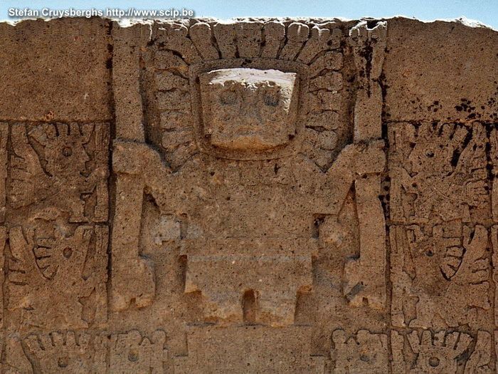 Tiwanaku - Puerta del Sol Detail van de Puerto del Sol, oftwel de zonnepoort. Boven de ingang staat een afbeelding van Virocacha, de almachtige witte god met baard. Stefan Cruysberghs
